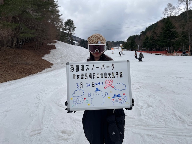 明日の雪山天気予報は福山からお越しのボーダーさん小雪チラつく中楽しまれました。